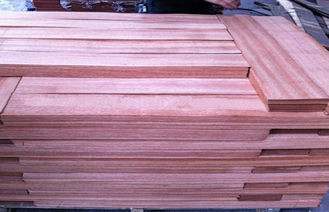 Hoja de madera roja natural cortada del suelo de la chapa de Sapele del corte para los muebles