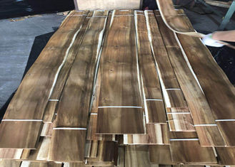 Los paneles de madera cortados de la chapa del acacia natural del corte para el color no uniforme de los gabinetes