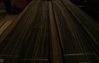 Chapa natural del corte del cuarto del ébano para los muebles y la madera contrachapada