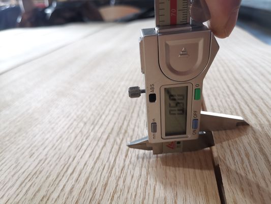 Personalizar el espesor Veneer de roble rojo ideal para soluciones de suelo de madera natural